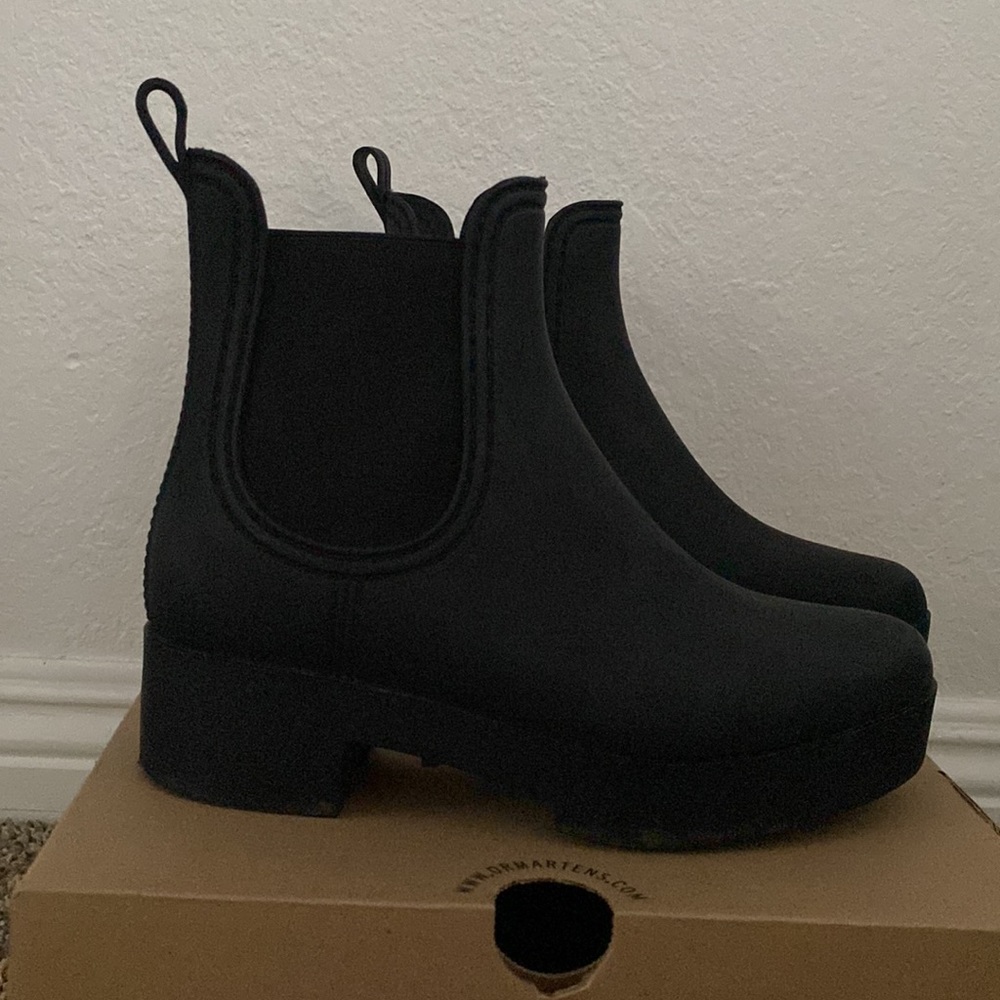 Cloudy Waterproof Chelsea Rain Boot. Color: Black Matte Black. Size: 6 - Picture 5 of 6